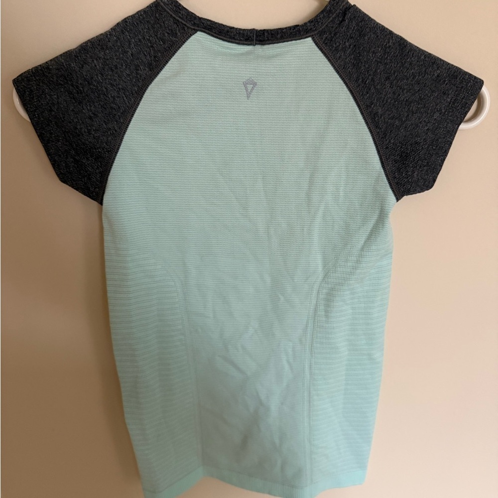 Ivivva Kid’s Lululemon Teal & Gray Fly Tech Short Sleeve Activewear Workout Sz 8 - Picture 4 of 4